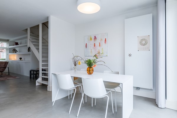 Foto - Verkocht onder voorbehoud: In een rustige en kindvriendelijke woonomgeving staat deze moderne instapklare geschakelde twee-onder-een-kapwoning (bouwjaar 2011) met voldoende woonoppervlakte, garage en tuin.
